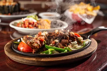 Photo sur Plexiglas Manger assiette de fajitas au bœuf grésillant