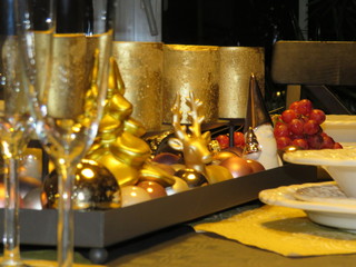 Festlich gedeckte Weihnachtstafel