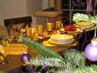 Festlich gedeckte Weihnachtstafel