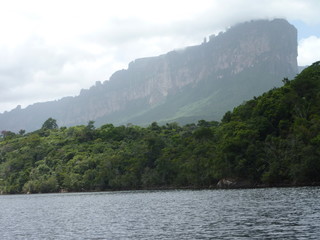 Fototapeta premium Anfahrt auf dem Rio Churún zu den Angel-Falls (Salto Ángel)