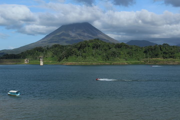 Volc&aacute;n y agua
