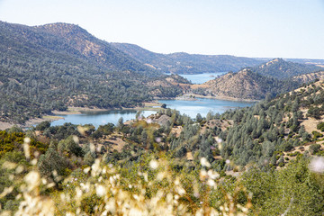 Obraz premium Wasser See Felder Aussicht Landschaft Sommer Tal Berg