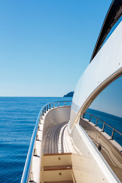 Vertical shot from the yacht of the sea and a blue sky at daytime © SPIX PRODUCTION