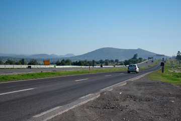 Autopista o carretera mexicana con un autom&oacute;vil en el camino rumbo a su destino