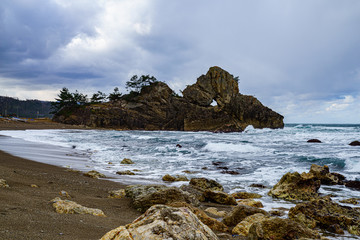能登半島外浦の窓岩