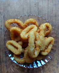 Onion rings on wooden board