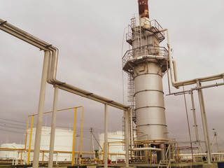 Furnace for heating oil at the refinery