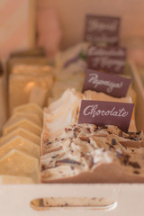 Chocolate blanco de diversos sabores en chocolatería o expendio de dulcces