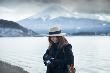 Obraz premium A woman tourist is sightseeing around Mt. Fuji at Lake Kawaguchiko in Japan.