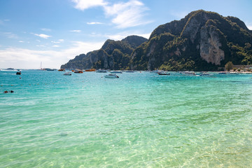 Obraz premium Clear water and mountains at Phi Phi Island in Thailand.