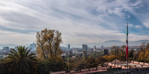 Obraz premium Panorama de la Ciudad de México con un cielo nublado 