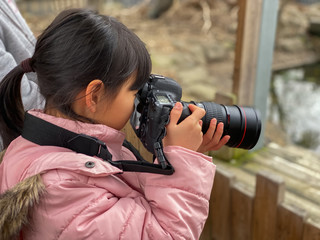 公園でカメラで写真撮影した子供