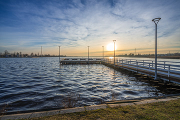 Małe molo na jeziorze w Żninie