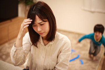子育てに悩む母親