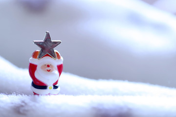 クリスマスイメージ、雪の中で星を持ったサンタさん