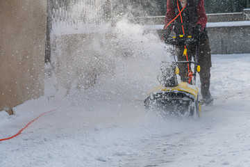 電動除雪機を使うシーン