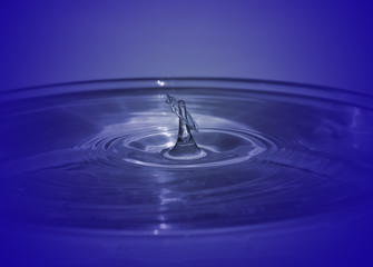drop drop from a height into the water macro photo