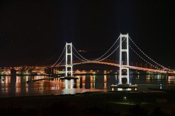 Obraz premium 夜の白鳥大橋と工場夜景