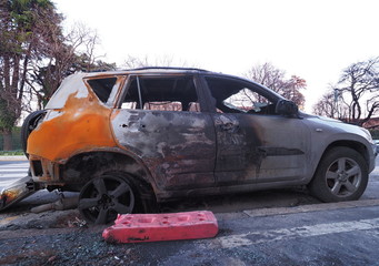 Obraz na płótnie Canvas Car burned during New Year's barrels