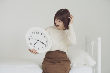 時間に遅れて焦る女性