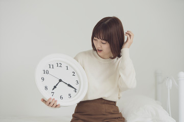 時間に遅れて焦る女性