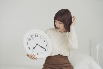 時間に遅れて焦る女性