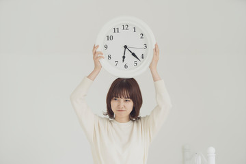 時間に遅れて焦る女性
