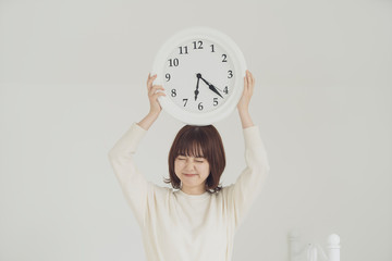 時間に遅れて焦る女性