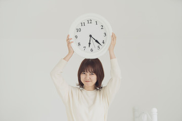 時間に遅れて焦る女性