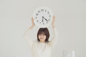 時間に遅れて焦る女性