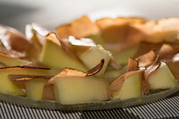 Melone mit Schinken in Nahaufnahme