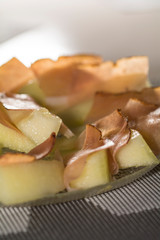 Melone mit Schinken in Nahaufnahme