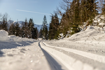 Obraz premium Cross-country skiing in Austria, Hinterthal: Slope, fresh white powder snow and mountains, blurry background