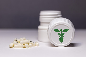 Pictogramme caducée sur boite de médicaments