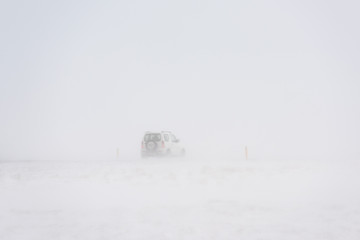 Heavy snow is a constant danger for drivers, as here on the Þingvallavegur (Route 36) near the Þingvellir National Park and leads to serious accidents.