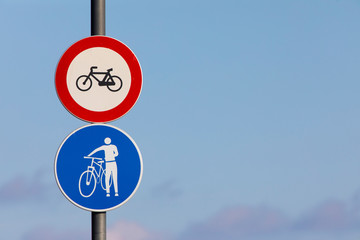Se&ntilde;al de prohibici&oacute;n de montar en bicicleta