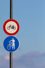 Se&ntilde;al de prohibici&oacute;n de montar en bicicleta