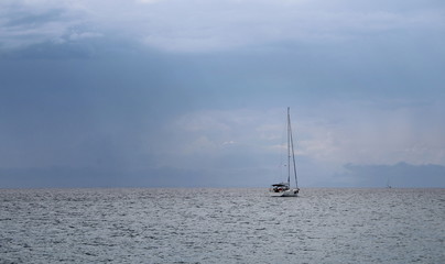 Gita in barca nel mare in Estate - viaggiare