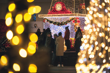 Oświetlenie świąteczne na ulicy w Warsawie nocą