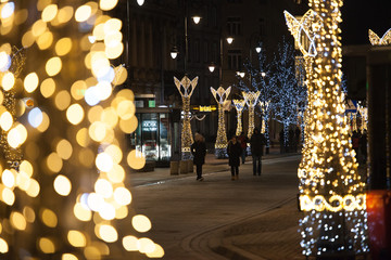 Oświetlenie świąteczne na ulicy w Warsawie nocą - obrazy, fototapety, plakaty