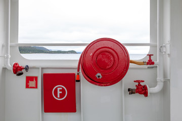 Löschmittel und Feuerlöscher auf einem Schiff