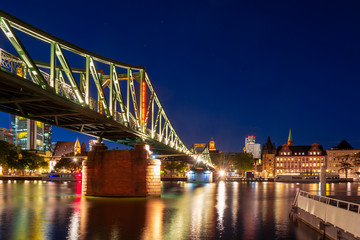 Fototapeta na wymiar Footbridge accross the Main river in Frankfurt at night