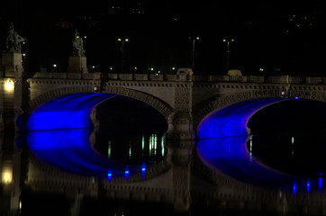 Ponte Umberto I illuminato di blu.