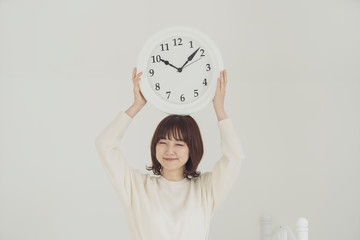 時計を持つ女性