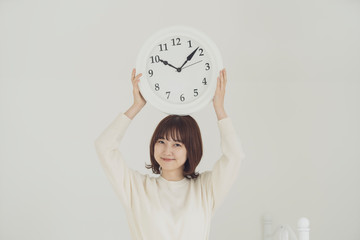 時計を持つ女性