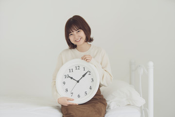 時計を持つ女性