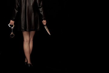 Frau in Netzstrümpfen mit Handschellen und Messer