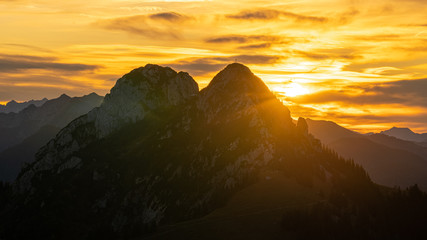 Goldener Sonnenaufgang hinter Roß- und Buchstein in den bayrischen Voraplen.