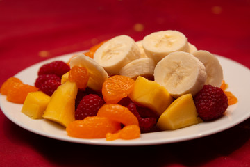 Fototapeta na wymiar Obstteller mit verschiedenen Früchten