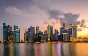 Obraz premium Central Business District, Singapore - Aug 2019 - CBD view Merlion from Marina By blue hour sunset lights
